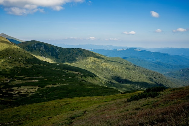 Unglaublich schöner Panoramablick auf die Karpaten. Gipfel in den Karpaten vor blauem Himmel