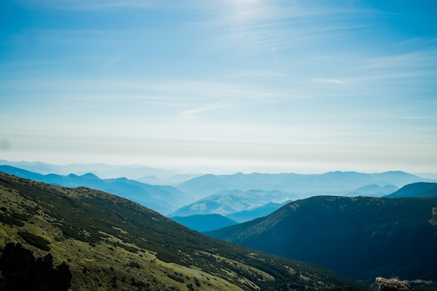 Unglaublich schöner Panoramablick auf die Karpatengipfel in den Karpaten