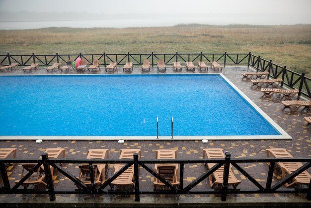 Unglaublich starker Regen und schneller rauer Wind verderben dem warmen sonnigen Sommerwetter an der beschaulichen Basis mit Pool den lang ersehnten Urlaub