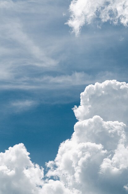 Unglaublich wundervolle üppige Cumuluswolken vor einem blauen Himmel