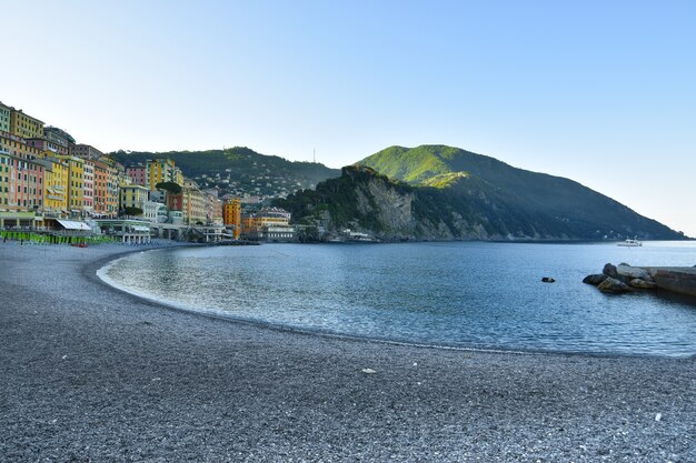 unglaubliche Aussicht auf den Strand von Camogli mit seinen charakteristischen Häusern