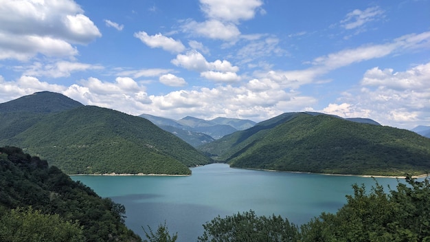 Unglaubliche Aussicht auf einen Fluss und die Berge