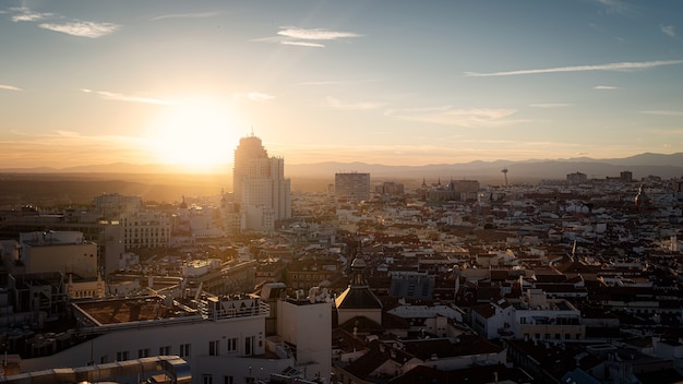 unglaubliche aussichten auf madrid bei sonnenuntergang stadtbildkonzept