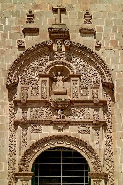 Unglaubliche erleichterungen der seitentür der kathedrale von puno, puno, peru, südamerika