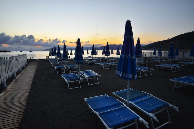 unglaubliche Farben für einen romantischen Sonnenuntergang über dem Meer am Strand der ligurischen Riviera