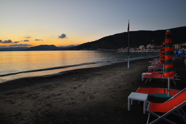 unglaubliche Farben für einen romantischen Sonnenuntergang über dem Meer am Strand der ligurischen Riviera