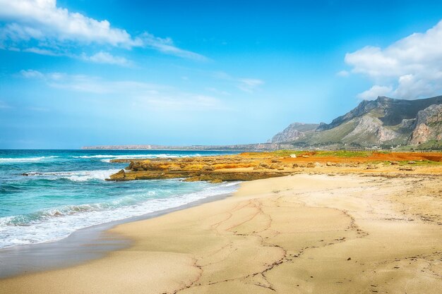 Unglaubliche Meereslandschaft am Strand von Isolidda in der Nähe des Kaps San Vito