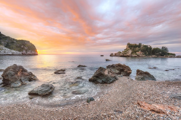 Unglaublicher Blick auf die Insel Isola Bella und den Strand in Taormina