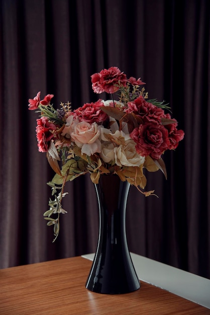 Unglaublicher Blumenstrauß aus rosa und weißen Rosen in Vase