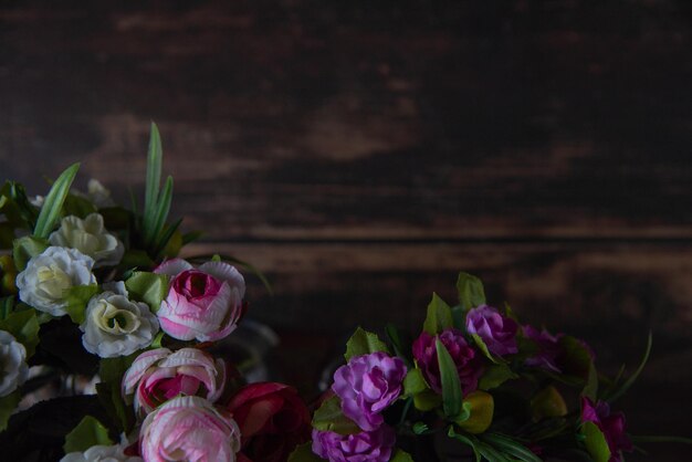 Unglaublicher Blumenstrauß aus rosafarbenen und weißen Rosen auf braunem Holzhintergrund