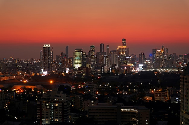 Unglaublicher Himmel mit Sonnenuntergangnachglühen über Wolkenkratzern von Bangkok im Stadtzentrum gelegen, Thailand