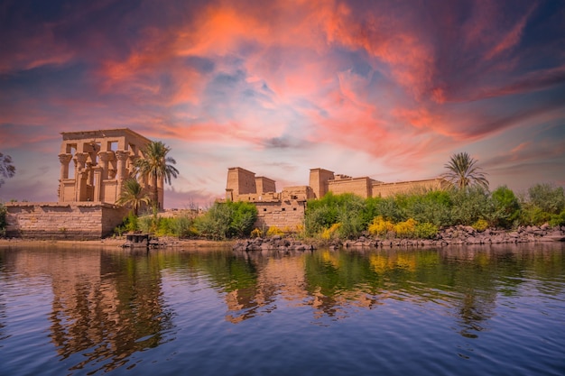 Unglaublicher orangefarbener Sonnenaufgang im Tempel von Philae, eine griechisch-römische Konstruktion vom Nil aus gesehen, ein Tempel, der Isis, der Göttin der Liebe, gewidmet ist. Assuan. ägyptisch