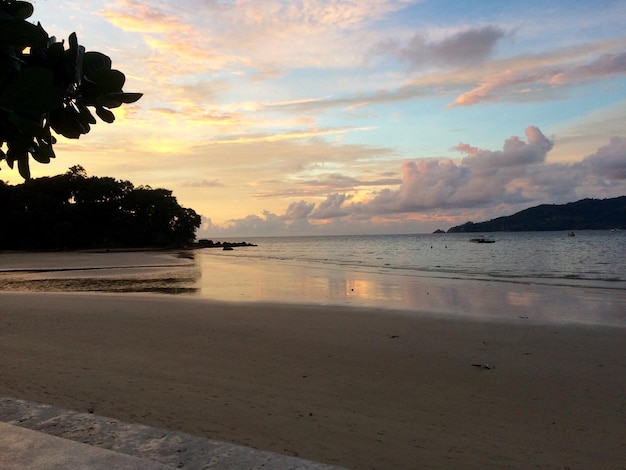 Unglaublicher Sonnenuntergang auf dem Ozean Sri Lanka