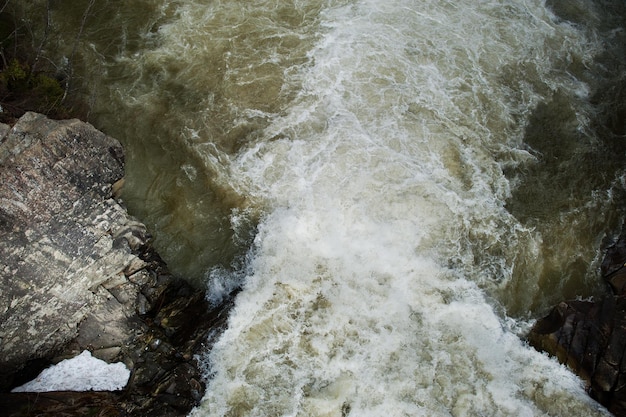 Unglaublicher und stürmischer Fluss Prut in den Karpaten Jaremcze Resort Ukraine Europe