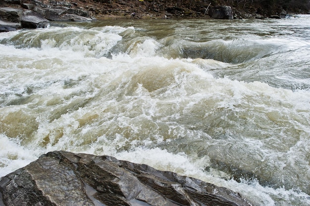 Unglaublicher und stürmischer Fluss Prut in den Karpaten Jaremcze Resort Ukraine Europe