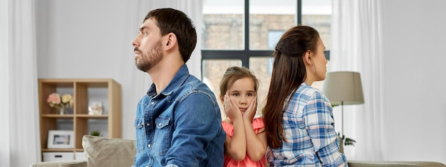 Foto unglückliche familie zu hause