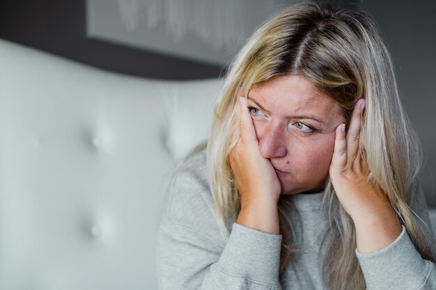 Unglückliche Frau, die an Gesundheitsprobleme denkt, psychische Gesundheit, Übergewicht
