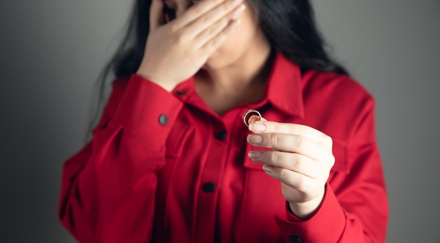 Unglückliche Frau nahm Ehering ab