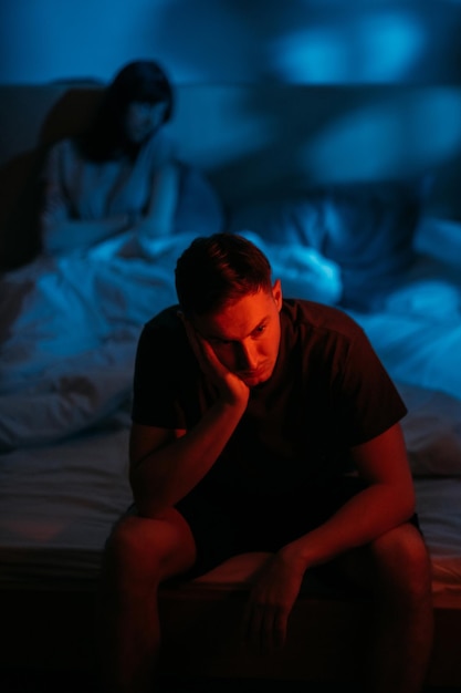 Unglückliches Paar Nachtproblem depressives Mannbett