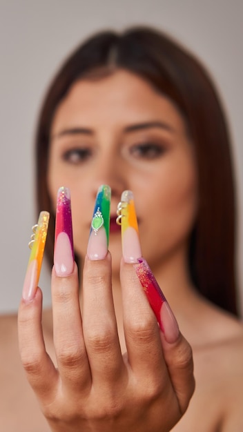 Foto unhas de gel esculpidas muitas cores