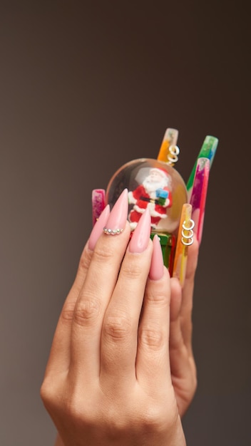 Unhas de gel esculpidas muitas cores