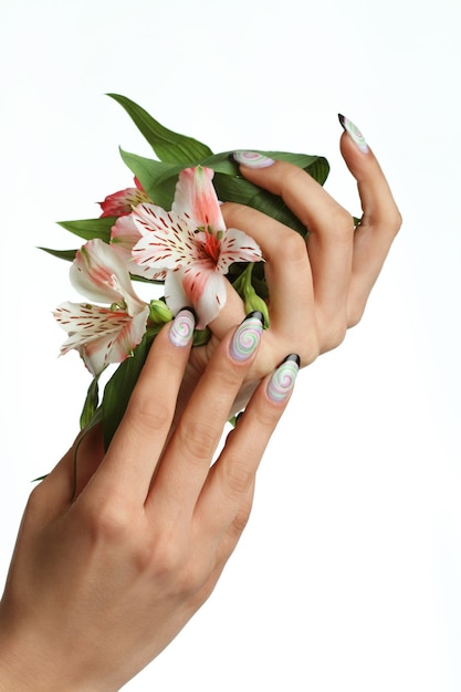 unhas de manicure com flor