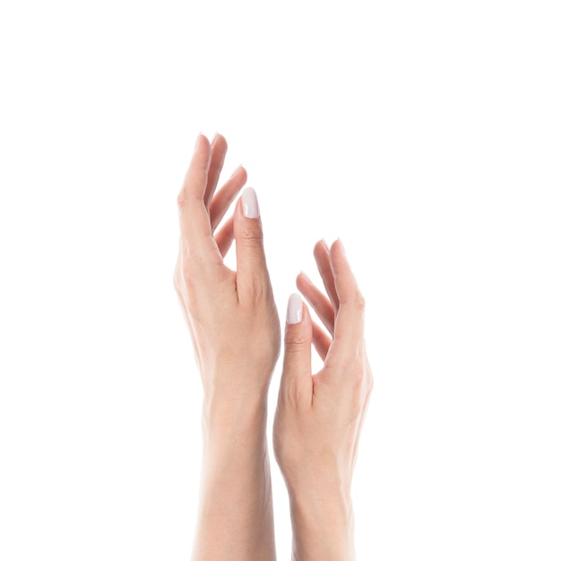 Unhas feitas com esmalte de cor clara isoladas Lindas mãos femininas isoladas no conceito de manicure de fundo branco