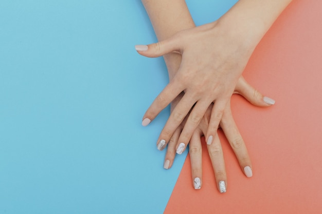 Unhas naturais, esmaltes de gel. Manicure perfeita e limpa