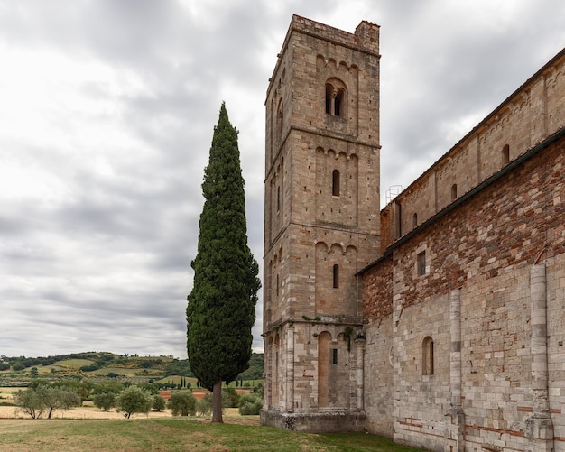 União de arquitetura e natureza em Sant Antimo Abbazia di Sant'Antimo, Val d'Orcia, Itália