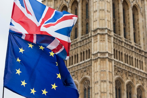 União Europeia e bandeira britânica Union Jack voando juntos Um símbolo do referendo da UE do Brexit