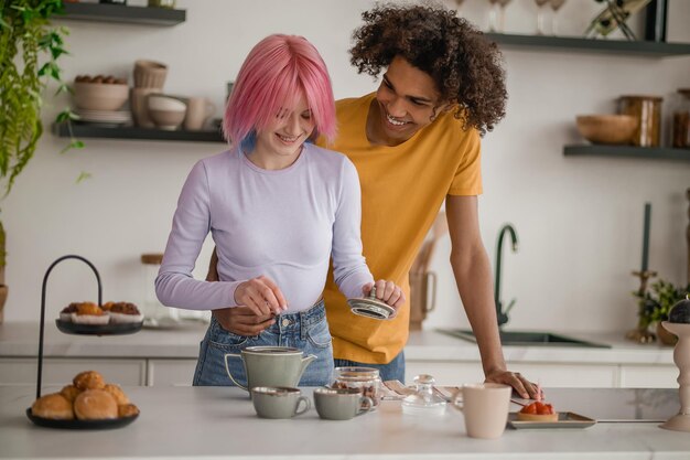 União Um casal fazendo chá na cozinha