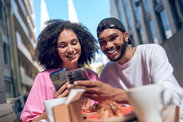 União. Um jovem casal parecendo feliz e animado