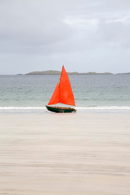 Único barco à vela na praia de Glassillaun, Connemara, Irlanda