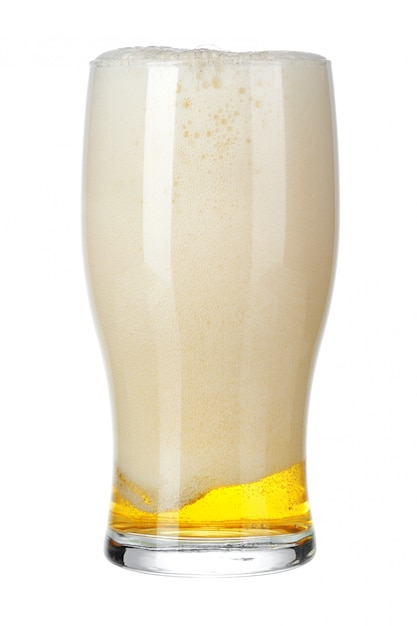 Único copo de cerveja fechar isolado no branco