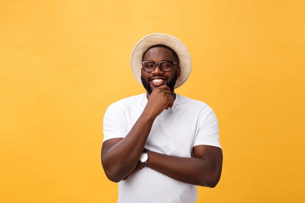 Único homem negro bonito muscular com cabeça raspada, braços cruzados e expressão alegre