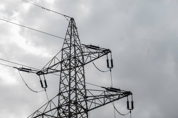 único poste de eletricidade com detalhe do céu nublado