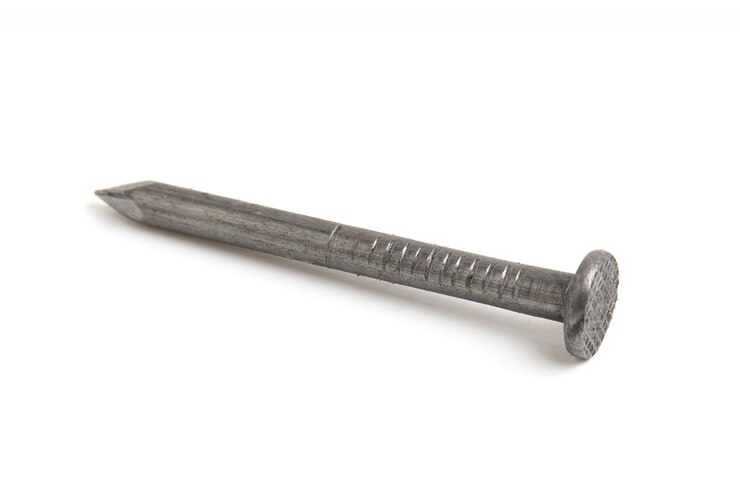 Foto único prego de metal sobre um fundo branco