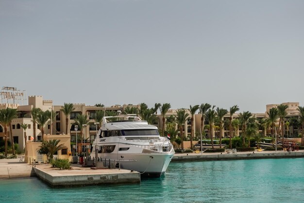 único yate blanco en el puerto de Ghalib Egipto con agua verde y palmeras