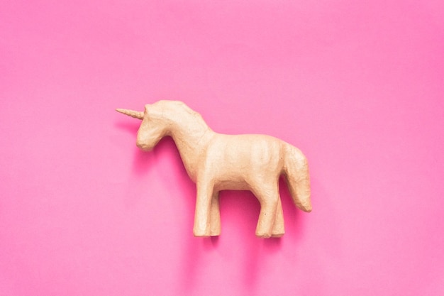 Unicornio de papel maché sin terminar para proyectos de arte y manualidades para niños.