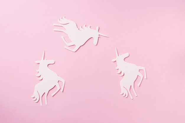 unicornio sobre fondo rosa