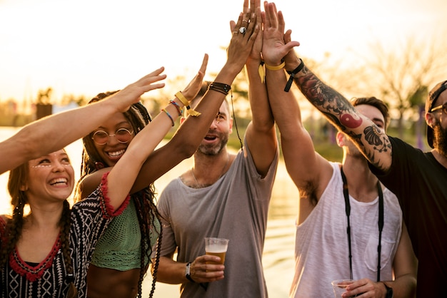 Unida de amigos juntos en el evento del festival