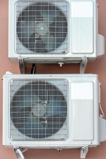 Foto una unidad de aire acondicionado exterior que consta de dos ventiladores un gran acondicionador de aire industrial en la pared de una tienda o empresa reparación y mantenimiento del sistema de aire acondicionado