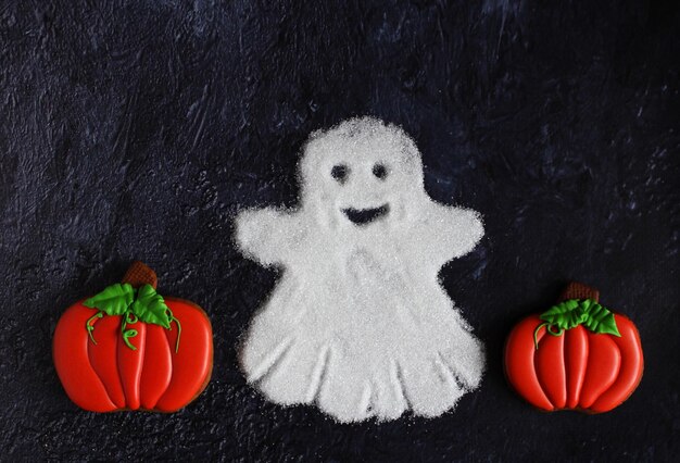 Foto unidad de azúcar blanco alegre con calabaza naranja sobre un fondo negro