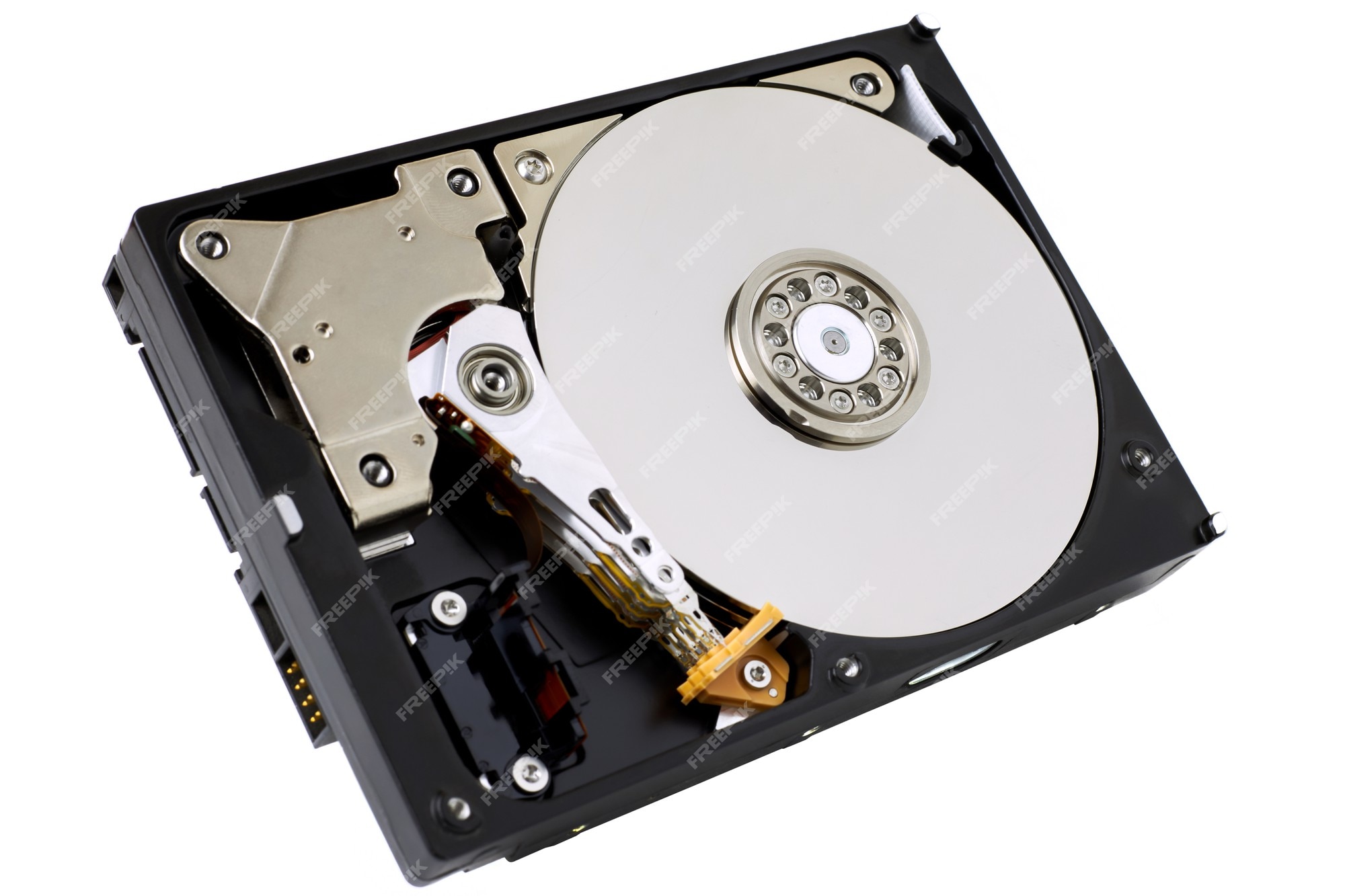 Unidad de disco duro aislada. el almacenamiento de datos hdd una computadora sin protectora, muestra disco magnético y los componentes electrónicos dentro del dispositivo. | Foto Premium