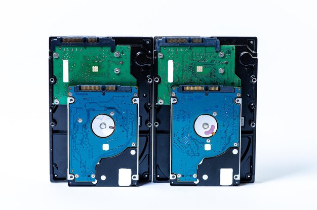 Unidad de disco duro HDD de diferente tamaño aislado en blanco