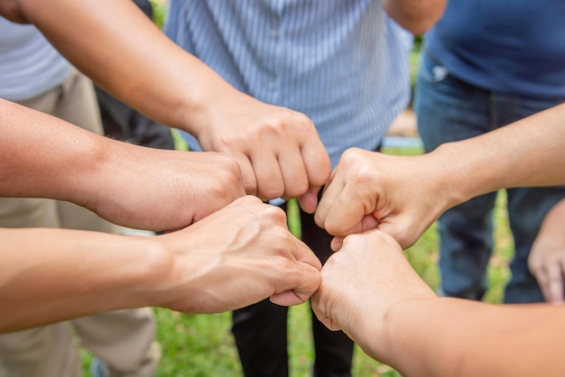 la unidad del equipo para el éxito con una pila de manos de las personas del grupo fue una colaboración para confiar en los negocios