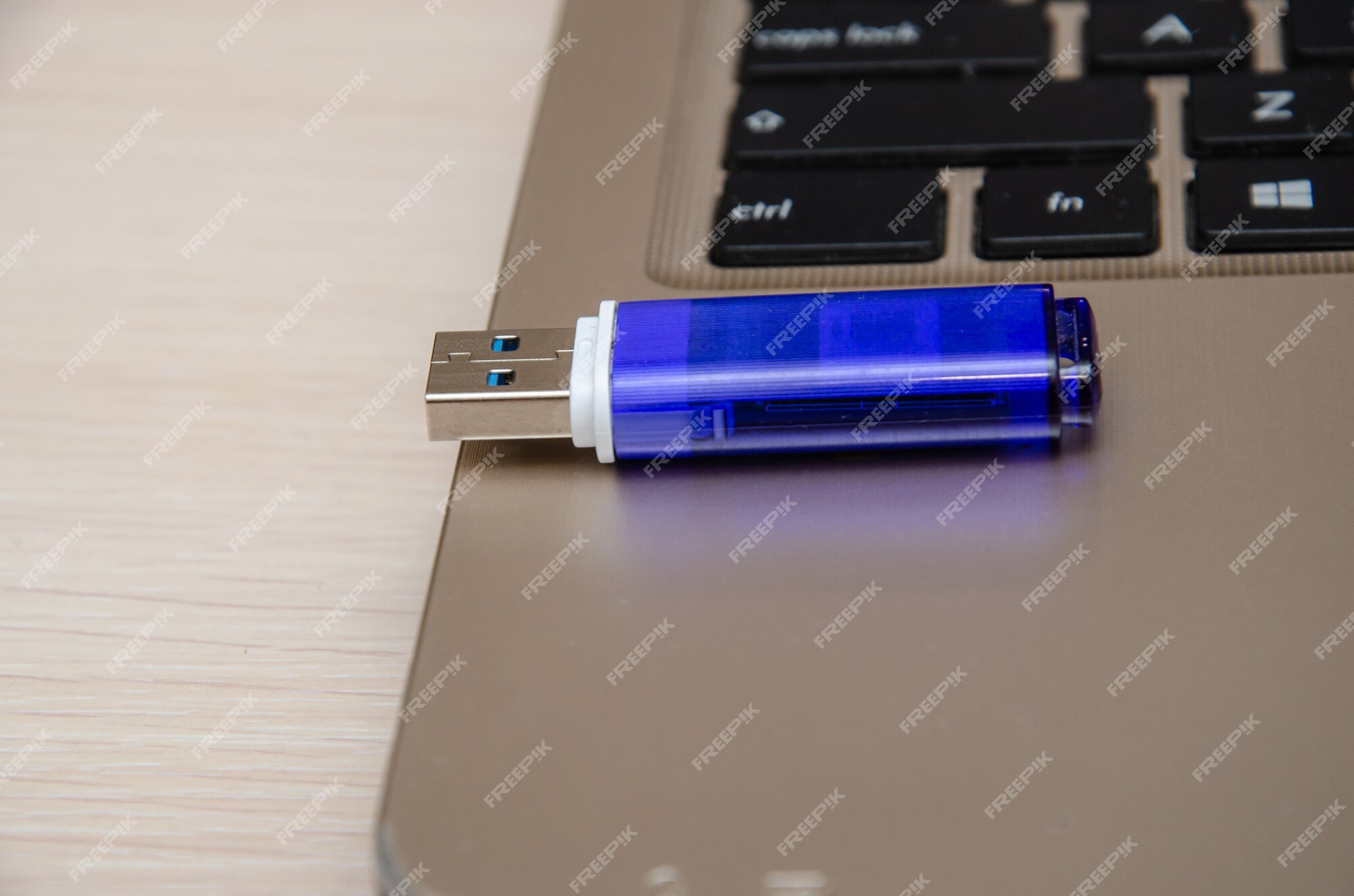Unidad flash usb azul o conectada al puerto usb de la computadora portátil. el cuaderno está sobre un fondo de escritorio gris claro. almacenamiento de datos y concepto de electrónica moderna. | Unidad flash usb azul o conectada al puerto usb de la computadora portátil. el cuaderno está sobre un fondo de escritorio gris claro. almacenamiento de datos y concepto de electrónica moderna. |