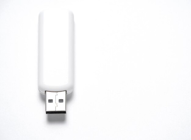 Unidad flash usb en caso blanco fondo blanco.