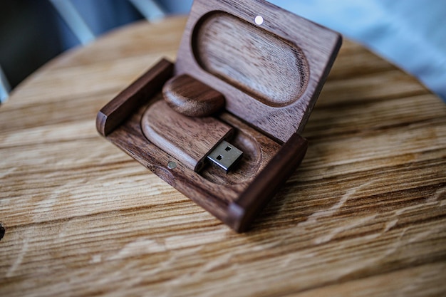 Unidad flash usb de madera en una caja de madera maciza