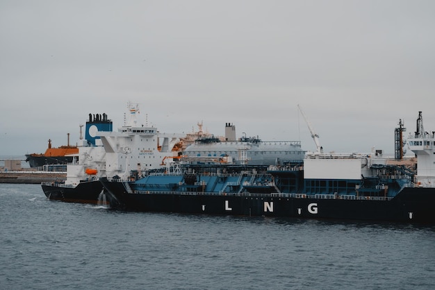 Foto unidad flotante de almacenamiento y regasificación potencia de buque de abastecimiento de combustible de gas natural licuado y petrolero